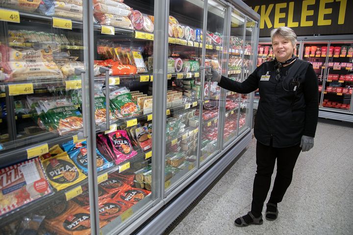 Myyjä Eila Palola ja Nivalan HalpaHallin uudet ovelliset kylmäkalusteet. Kuva: Jorma Uusitalo. Kuva vapaasti käytettävissä.