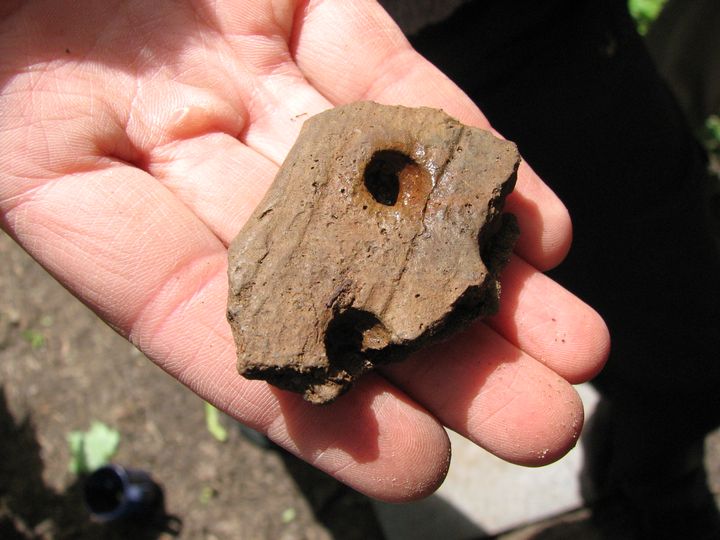 Kivikautinen keramiikkalöytö Mankbystä 2009. Kuva: KAMU Espoon kaupunginmuseo
