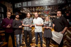 Oluen takana ovat vasemmalta Top Fuelin Jan-Erik Iivari, Mikko Wahlman, Olavi Porkka, ravintoloitsija Hans Välimäki, linjajohtaja Saija Mattila ja Augustin pubi-isäntä Hande Huhtinen. Kuva: Jonathan Melartin