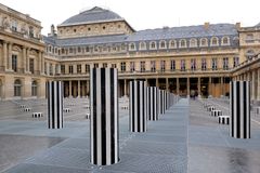 Daniel Buren: Les Deux Plateaux, sculpture permanente in situ, cour d’honneur du Palais Royal, Paris, 1985-1986. © DB-ADAGP Paris.