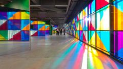 Daniel Buren, Photo-souvenir, Käännettävät sermit (Les Paravents), 2022. In situ -teos, EMMA. © Ari Karttunen / EMMA – Espoon modernin taiteen museo.