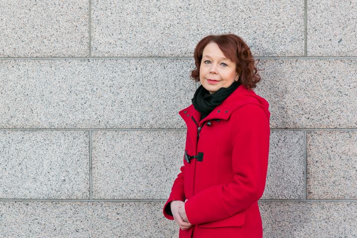 SDP:n kansanedustaja Pia Viitanen iloitsee hallituksen ilmoituksesta puuttua luonnollisten monopolien, sähkönsiirtoyhtiöiden verovälttelyyn, (Kuva: Jukka-Pekka Flander)