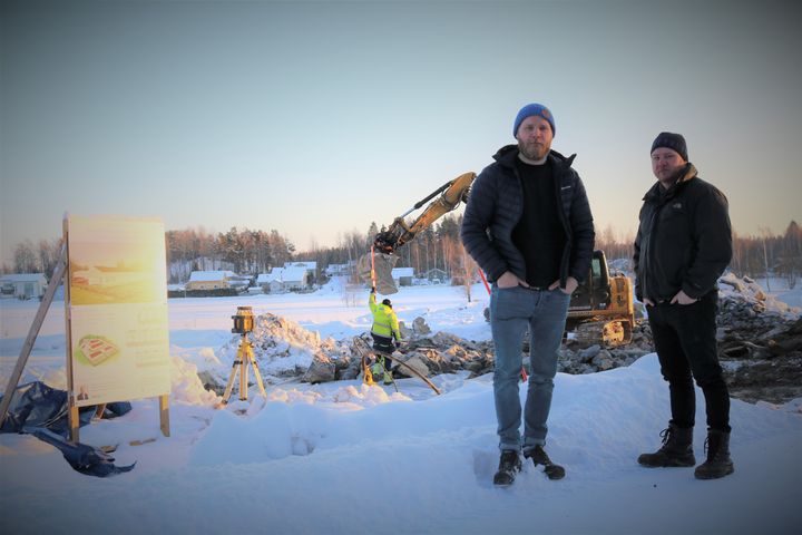 Hendrik och Christoffer Enberg vid byggplatsen. /Hendrik ja Christoffer Enberg työmaalla.