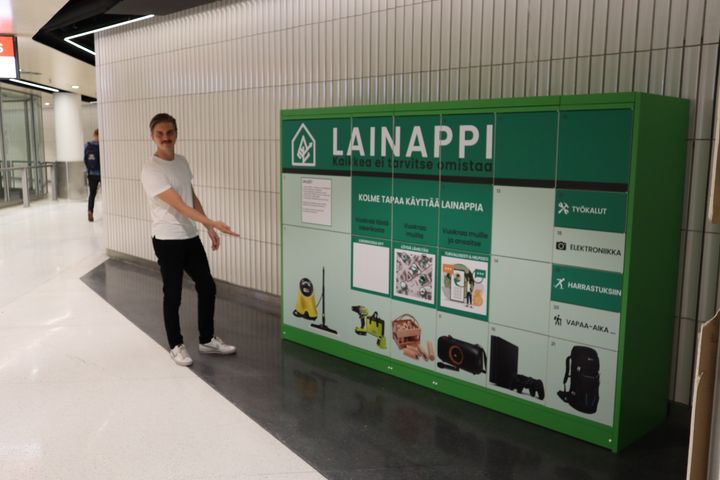 Lainappi Oy:n Antti Moilanen esittelee lokerikkoa. Kuva: Mia Stenroos / HKL