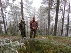 Metsänomistaja Jouko Repo ja poikansa Juho tilallaan METSO-ohjelmaan kuuluvassa vanhassa metsässä Porontiman reitillä. Kuva: Laila Hökkä/Metsäkeskus