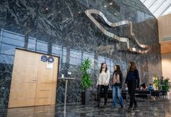 Opiskelijoita Jyväskylän yliopiston Agora-rakennuksen aulassa.