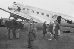 Matkustajia Hyvinkään lentokentällä. Taustalla Aero Oy:n DC-2 OH-LDA ”Voima”. Kuva: Voitto Kivi / Hyvinkään kaupunginmuseo