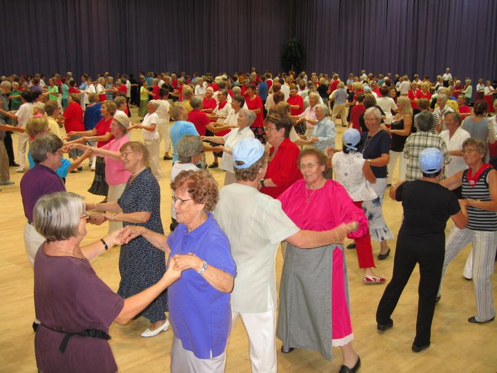 Senioritanssissa saa tanssia joka tanssin. Kuva Riikka Lyytikäinen.