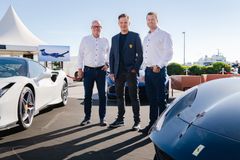 Ferrarin kilpailuhistorian pitkäaikaisin kisakuljettaja Toni Vilander (keskellä) on sopinut suomalaisen Luxury Collection Automobiles -automaahantuojan kanssa kansainväliseksi kasvavan yhtiön osakkuudesta. Yhtiön perustajat Esa Schroderus (vas.) ja Miika Toivonen (oik).