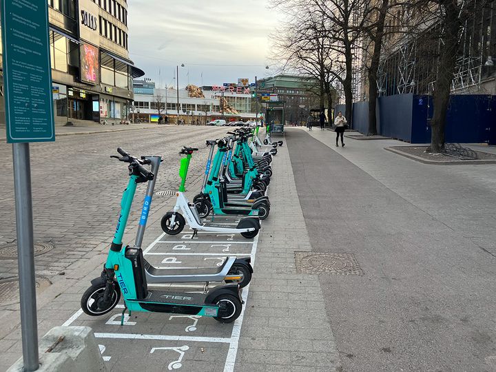 Elsparkcyklar parkerade i centrum sommaren 2022.
