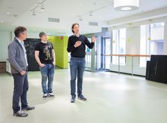 Tampereen startup-talo tulee toimimaan nimellä Platform6. Nimi poimittiin ehdotusten joukosta, koska se kuvaa sijaintia rautatieaseman ”kuudentena raiteena”, palvelun alustamaista luonnetta ja kansainvälistä asennetta. Tampere Startup Hubin Joni Lappalainen (kesk.) tutustuu uusiin tiloihin Business Tampereen Tapio Siikin (vas.) ja Tommi Uitin kanssa. Kuva: Business Tampere / Mirella Mellonmaa.