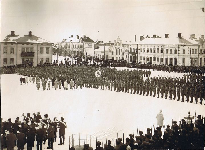 Jääkäripataljoona 27:n viimeinen yhteinen paraati Vaasan torilla 26.2.1918. Ylipäällikkö kenraali Mannerheim tarkastaa pataljoonan.