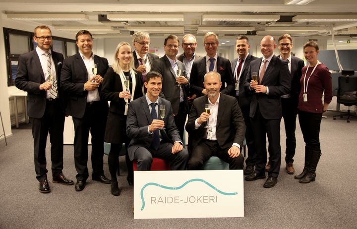 Nimet on paperissa! Takarivissä vasemmalla Jouni Kekäle (VR Track), Jarkko Salmenoja (YIT), Laura Järvinen (Sito), Yrjö Judström (HKL), Mikko Leppänen (Ramboll), Kari Onniselkä (Ramboll), Harri Lukkarinen (VR Track), Harri Yli-Villamo (VR Track), Kari Kauniskangas (YIT), Jyrki Oinaanoja (Ramboll) ja Katja Pekkanen (VR Track).
Edessä Ville Lehmuskoski (HKL) ja Juha Saarikoski (HKL). Kuvasta puuttuu Olli Isotalo (Espoon kaupunki).