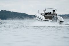 At cruising speeds, the combination of electronic fuel injection and a hull designed especially for Yamaha outboards provides excellent economy. With the Yamaha F115LB outboard, fuel consumption is kept to just 0.7 litres per nautical mile across a broad speed range from 10 knots to over 20 knots.