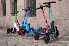 Sähköpotkulautoja kadulla. Kuva: Roni Rekomaa.