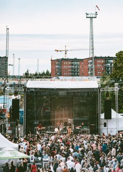J. Karjalainen keräsi yli tuhatpäisen yleisön Logomon Terassikesän avajaisiltaan. Kuva: Jan Trygg