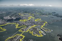 Helsingissä on #yli130km kaikille avointa rantaviivaa. Laiturin veteen piirretty viiva -kesänäyttely tutustuttaa rantareitin parhaisiin paikkoihin. Kuva: Lentokuva Vallas / Tietoa / Uusi Kaupunki Kollektiivi