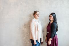 Nina Uusitalo (vas.) ja Heli Isomäki (oik.), kuva: Mari Waegelein Photography.