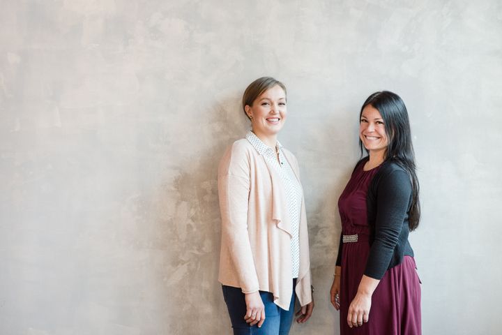 Nina Uusitalo (vas.) ja Heli Isomäki (oik.), kuva: Mari Waegelein Photography.