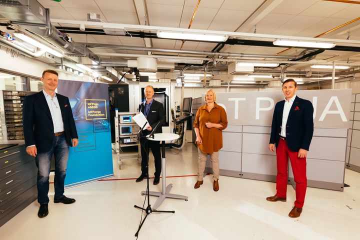 Risto Siilasmaa, Matti Hellgrén, Marjo Miettinen ja Rasmus Roiha sekä kuvasta puuttuva Juho Romakkaniemi allekirjoittivat tänään IoT Pajan tilaisuudessa julkilausuman digiherätyksen puolesta.