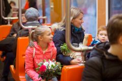 Metromatkustajien HSL:n joukkoliikenteelle antamat arvosanat ovat nousseet merkittävästi. Syksyllä 2018 kaikista metromatkustajista 84 prosenttia oli tyytyväisiä, kun keväällä tyytyväisten osuus oli 75 prosenttia.