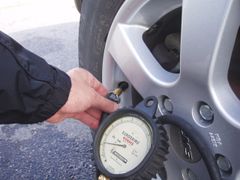 Kuva 2. Rengaspainetarkistus: Vain joka seitsemäs autoilija tarkistaa rengaspaineet kuukausittain suosituksen mukaisesti.