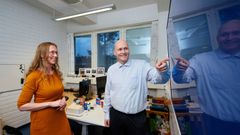 Datatieteen dosentti Susanna Pirttikangasta ja kliinisen epidemiologian professori
Jouko Miettusta yhdistävät matematiikan ja tilastotieteen osaamisen lisäksi ymmärrys poikkitieteellisen osaamisen tärkeydestä ja tarpeesta. Kuva Mikko Törmänen.