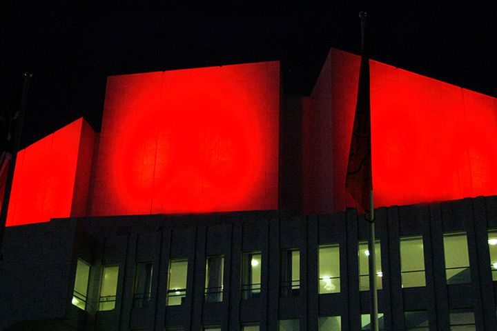 Kansainvälinen Red Alert -tempaus värjää Finlandia-talon illalla punaiseksi.