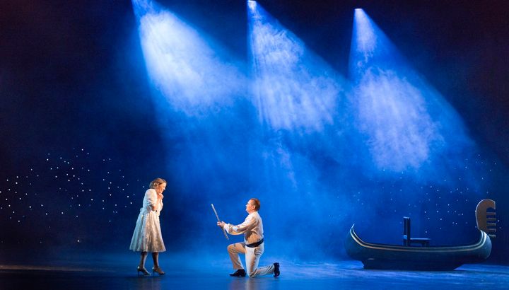 Tampereen Oopperan Taikahuilun päärooleissa laulavat sopraano Tuuli Takala (Pamina) ja tenori Tuomas Katajala (Tamino). Oopperan ohjauksesta vastaa Tuomas Parkkinen. Valokuva: Petri Nuutinen