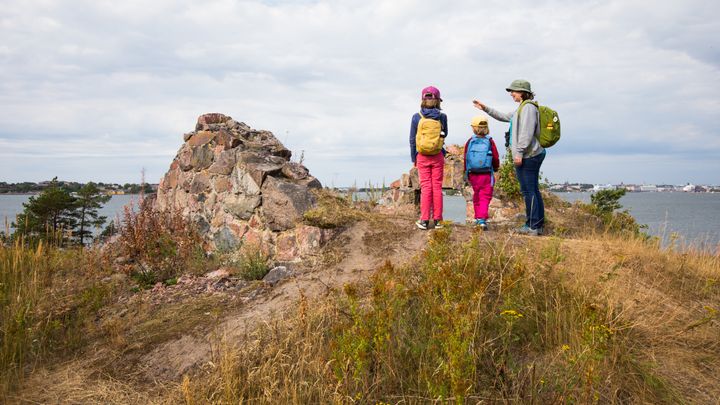 Luonto- ja kulttuuriarvot houkuttelevat tutustumaan lähiluontokohteisiin. Merkityillä poluilla kulkeminen on kävijälle yksinkertainen ja helppo keino toteuttaa kestävää lähivirkistysmatkailua. Kuva: Teemu Saloriutta.