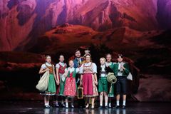 Vaasan kaupunginteatteri, The Sound of Music. Kuvassa vasemmalta Emma Laulaja, Liisa Perälä, Moa Wulff, Jussi Puhakka, Lillian Nguyen, Sarah Nedergård, Antti Einola, Moona Lehtola ja Linus Granfors. Kuva: Linus Lindholm.