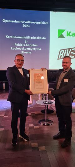 Opetusalan turvallisuuspalkinnon vastaanottivat Jouni Varis Karelia-ammattikorkeakoulusta ja Tapani Temisevä Pohjois-Karjalan koulutuskuntayhtymä Riveriasta.