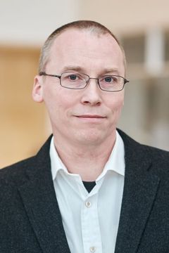 Professori Phillip Watts Jyväskylän yliopistosta johtaa tutkimuskonsortiota, joka selvittää ilmastonmuutoksen tuomia muutoksia rakennusten mikrobikasvustoihin ja sisäilmaan. Kuva: Jyväskylän yliopisto