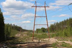 Järvi-Suomen Energian 110 kilovoltin sähkölinja Mäntyharjulla.