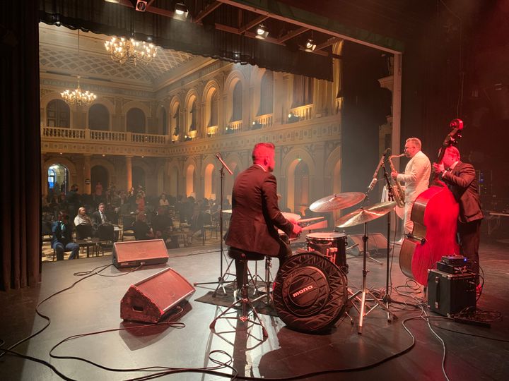 Helsinki kokeili koronapassin käyttöä kutsuvierastilaisuudessa Vanhalla Ylioppilastalolla 23. elokuuta 2021. Tilaisuudessa esiintyi muun muassa Timo Lassy Trio. (Kuva: Tero Lahti)