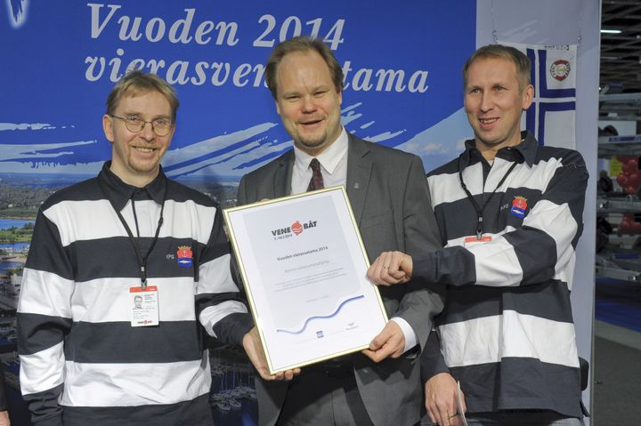 Kaupungin johtaja Tero Nissinen ja veneilyseurojen edustajat Aarne Mikkonen (vas) ja Marko Korkeamäki