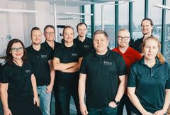 Sähköinsinööritoimisto SHS Oy:n iloinen joukko, vasemmalta toimitusjohtaja Helena Orasvuo,
suunnittelija Anssi Sarvi, johtava asiantuntija Leif Virtanen,
projektipäällikkö Simo Seppänen,
suunnittelija Janne Huhtamäki,
projektipäällikkö Jani Lavi,
suunnittelija Mikko Multaharju,
projektipäällikkö Heikki Eskelinen,
suunnittelija Kati Lamberg-Maijala yrityksen Lappeenrannan toimistolla. Kuvasta puuttuvat Espanjan toimipisteessä työskentelevä ja taloushallinnosta vastaava Ilpo Seppänen sekä projektisihteeri Nina Lemmetyinen.
Kuva Kimmo Koskinen/Roister Marketing