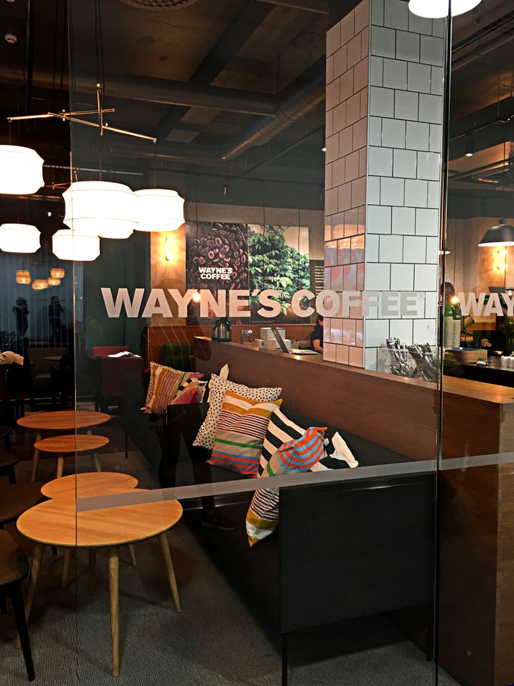 Helsingin Lönnrotinkadulle avattiin eilen  uusi Wayne's Coffee ja Lauttasaareen puolestaan 1.12.