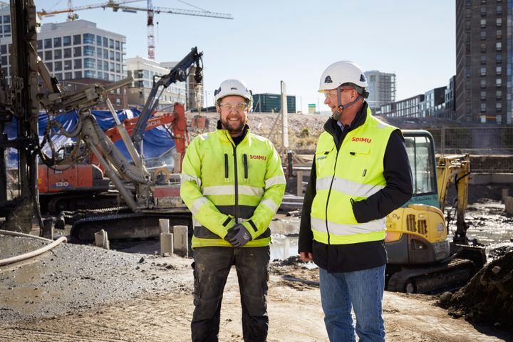 Esa Kaivolan mukaan Uudellamaalla eletään rakentamisen noususuhdannetta ja työtä riittää kaikille toimijoille. Kuvassa vasemmalla työnjohtaja Arto Aherto Esa Kaivolan kanssa Jätkäsaaren työmaalla. Kuvaaja Numi Nummelin. Kuvat ovat vapaasti julkaistavissa.