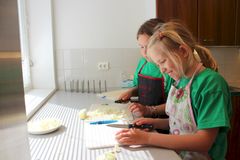 I år arrangerar 4H-föreningarna 45 matskolor för barn i åldern 8-12 år. Grönsakernas och fiskens produktionskedjor tas upp på matskolorna. Matskolan är ett 4-5 dagar långt dagläger för 8-12-åriga barn, där barnen får uppleva matglädje med alla sinnen.