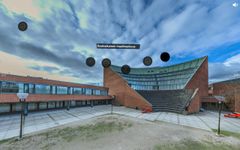 Kuvakaappaus lukiolaisten VR-kokeilun sisällöstä: entisen Teknillisen korkeakoulun päärakennus, jonka kuvaan on lisätty VR-elementtejä. (Kuva: Espoon kaupunki)