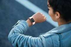 Fitbit julkisti tänään kaksi uudistettua aktiivisuusranneketta. Charge 2:ssa (kuvassa) on edistyneitä hyvinvoinnin ja kuntoilun ominaisuuksia kuten Guided Breathing -hengitysharjoitukset ja Cardio Fitness Level, joka kertoo sydämen kuntotasosta arvioimalla maksimaalista hapenottokykyä. Flex 2 on uintia kestävä, hyvin kapea aktiivisuusranneke, johon on saatavilla tyylikkäitä asustevaihtoehtoja.