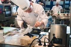 Suomen joukkueen assistentti Johan Kurkela Bocuse d'Orin Euroopan osakilpailuissa Torinossa 2018