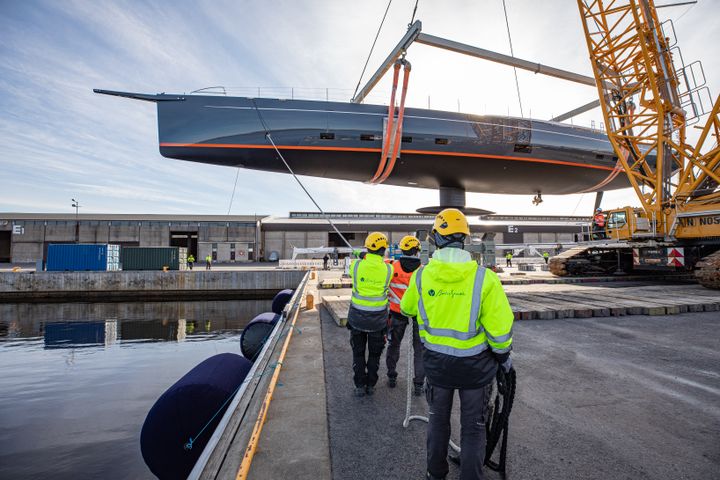 Exportframgångarna för tillverkarna av lyxjakter i Österbotten fortsätter och från Jakobstadstrakten levererades år 2021 ett rekordantal jakter utomlands. Värdet på båtarna steg till närmare 200 miljoner euro. En av dessa båtar var den nästan 46 meter långa Baltic 146 ”Path”. Photo:  Eva-Stina Kjellman.