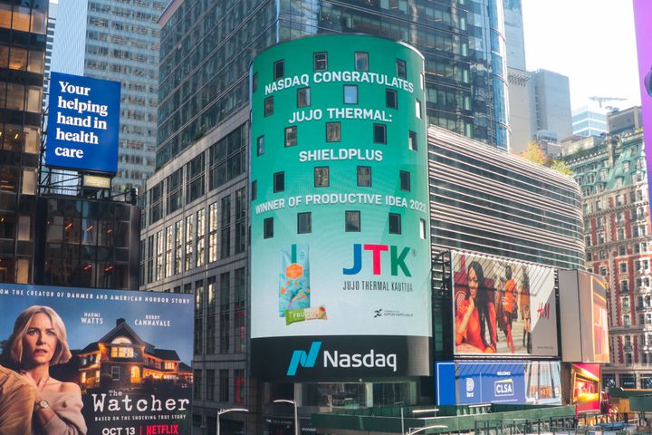 Jujo Thermal esillä Nasdaqin valotaululla Times Square -aukiolla.