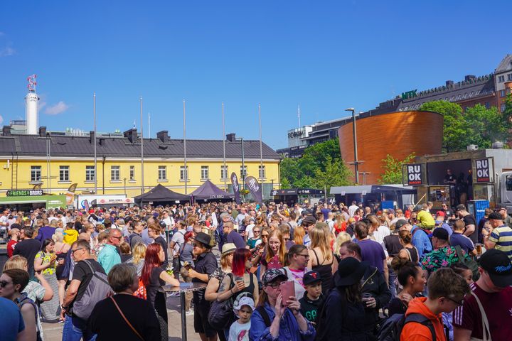 ”Odotimme ensimmäiseen Burger Lovers -festivaaliin 10 000:ta vierasta ja saimme heitä 34 500. Nyt jouduimme miettimään konseptin uusiksi, mutta uskon että vastuullisuus, turvallisuus, maku ja viihtyvyys mahtuvat hyvin samaan yhtälöön ja sopivin turvavälein Suomen suurimmalle burgeriterassille”, kertoo Antti Suikkari Burger Lovers Finland -yhteisöstä. Kuva Antti Suikkari