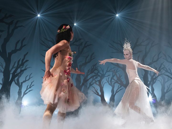 Kiira Korpi valmistautuu tähtirooliinsa Lumikuningattarena. Kuva: Saara Salmi.