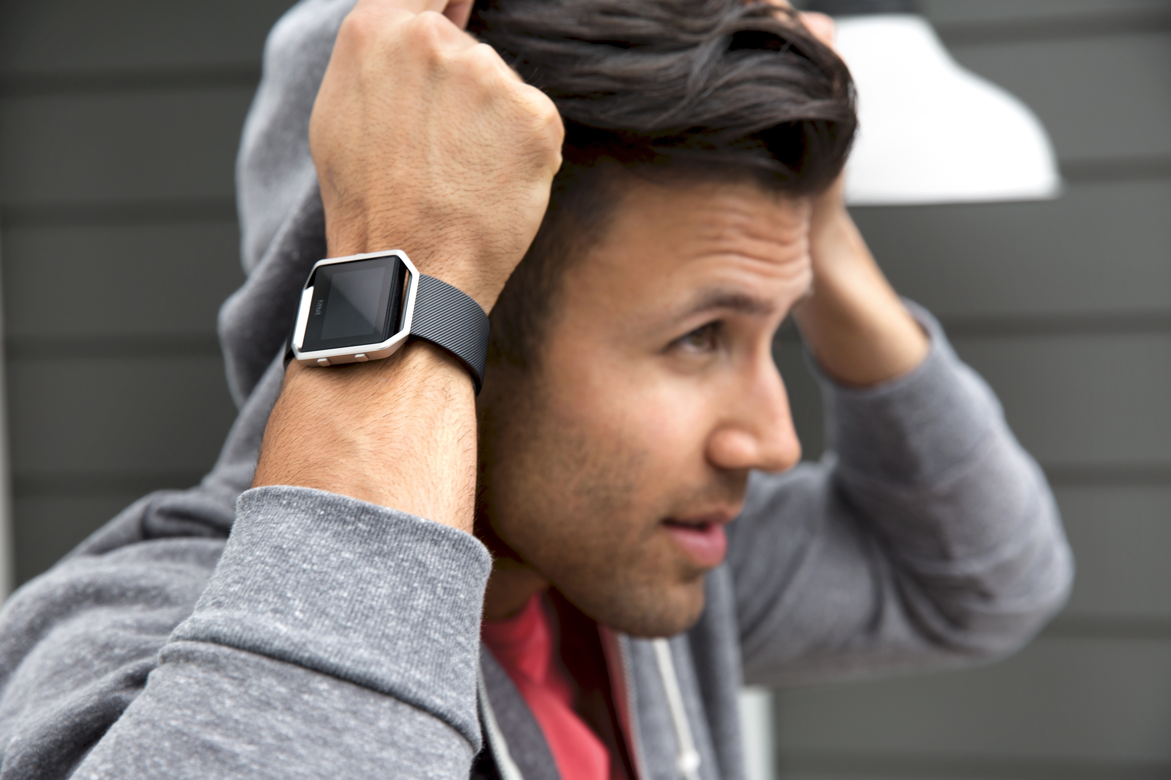 Какие есть часы на руку. Эппл вотч мужские. Часы эпл вотч мужские. Fitbit Blaze. Мужчина с Эппл вотч.