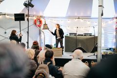 Apulaispormestari Anni Sinnemäki avasi tämän vuoden Stadin Silakkamarkkinat. Kuvaaja: Junnu Lusa