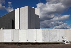 The test wall is part of the durability testing of facade materials. The test wall consists of eight numbered groups of four panels: numbers 1 and 5–8 are marble from Italy and Portugal, 2 is white granite, 3 is white concrete and 4 is ceramic panels. The selected material is number 1. Photo: Roy Koto.